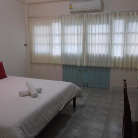 Albatross Guesthouse @ Thungwualaen Beach Pathiu Екстериор снимка
