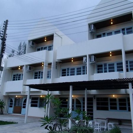 Albatross Guesthouse @ Thungwualaen Beach Pathiu Екстериор снимка