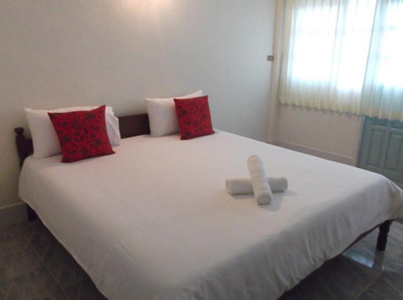 Albatross Guesthouse @ Thungwualaen Beach Pathiu Екстериор снимка