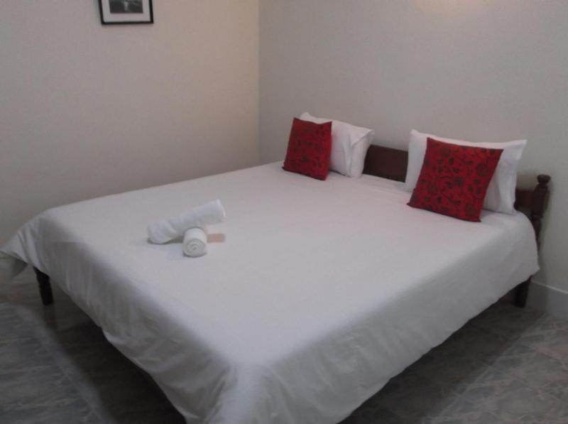 Albatross Guesthouse @ Thungwualaen Beach Pathiu Екстериор снимка