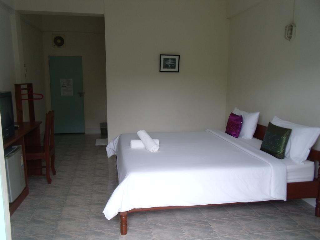 Albatross Guesthouse @ Thungwualaen Beach Pathiu Екстериор снимка