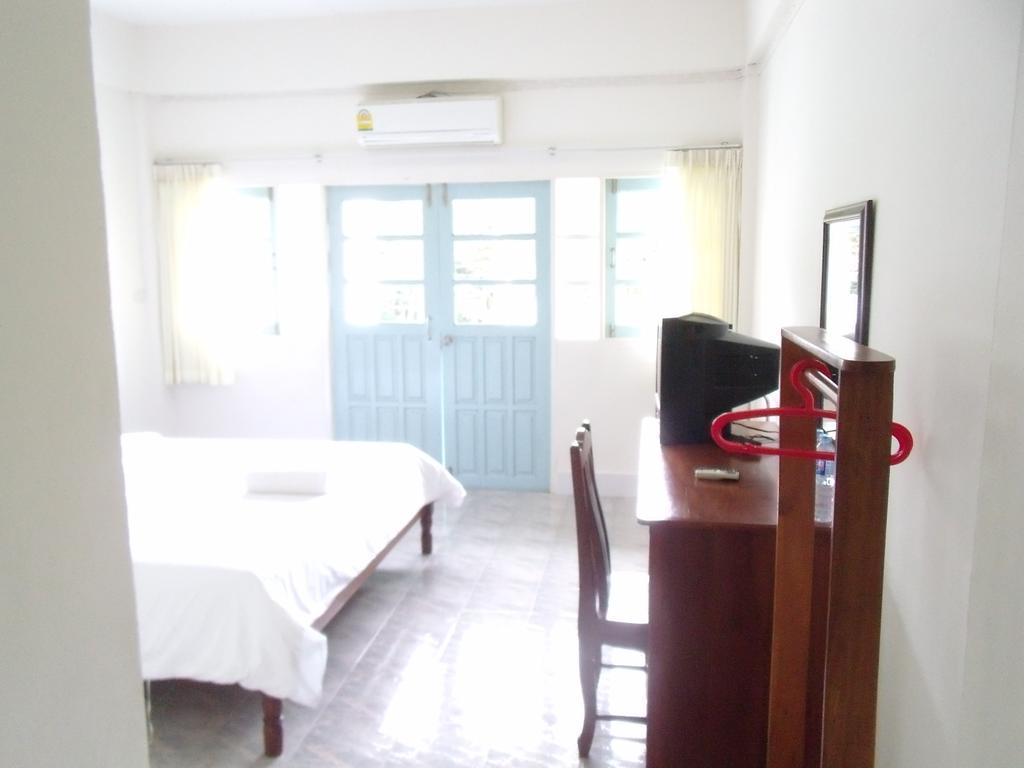 Albatross Guesthouse @ Thungwualaen Beach Pathiu Екстериор снимка