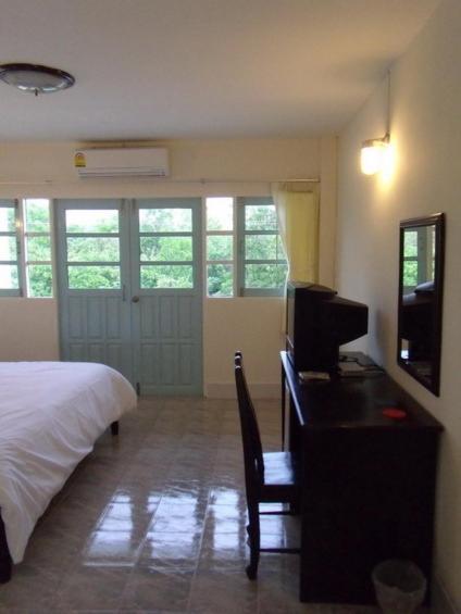 Albatross Guesthouse @ Thungwualaen Beach Pathiu Екстериор снимка