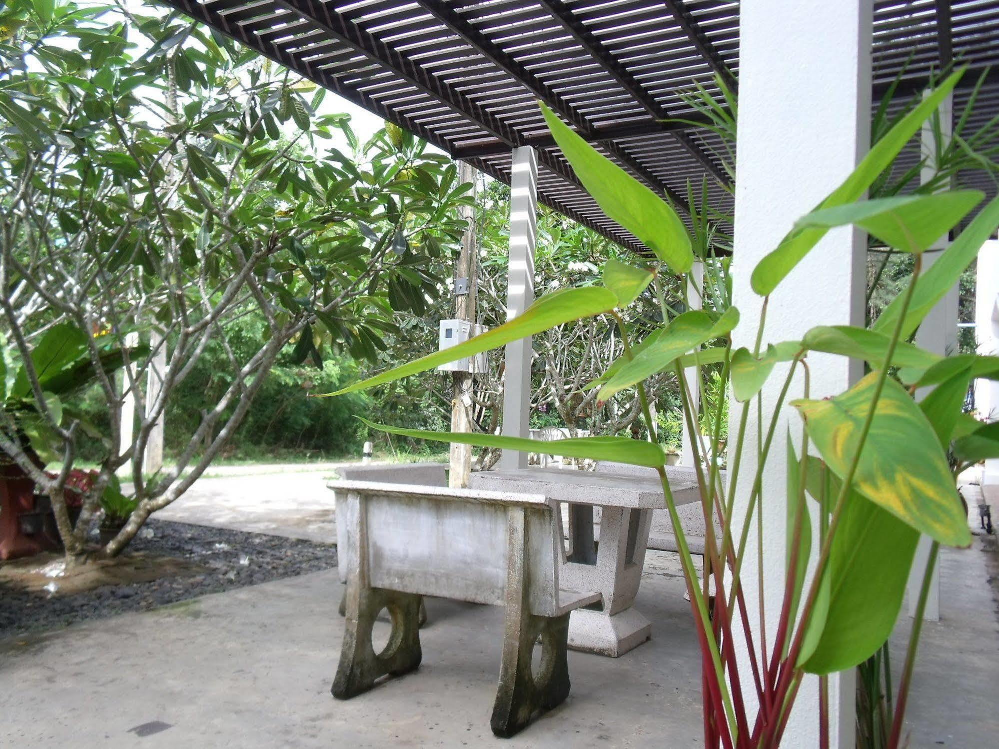Albatross Guesthouse @ Thungwualaen Beach Pathiu Екстериор снимка