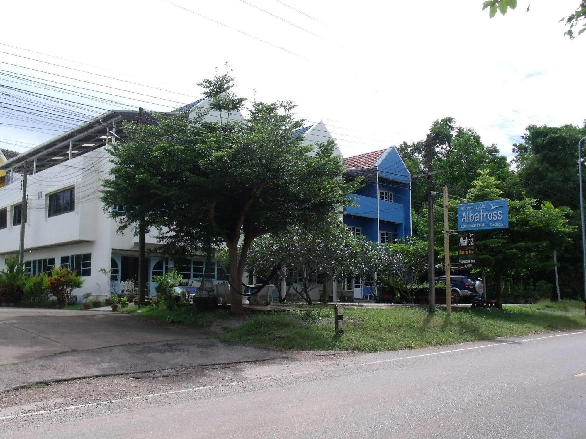 Albatross Guesthouse @ Thungwualaen Beach Pathiu Екстериор снимка
